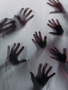 哥哥死后，妈妈半夜拿刀坐我床边